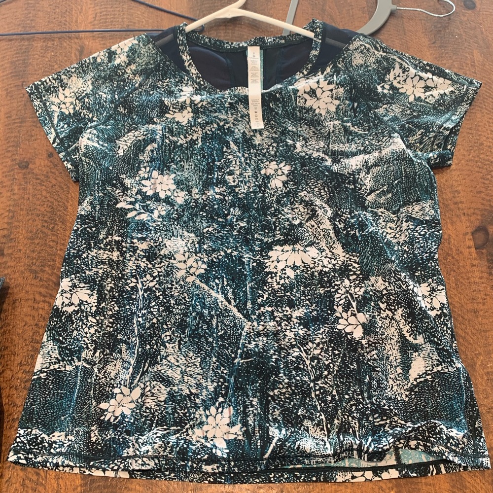 Lululemon t shirt NWOT